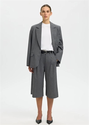 Tonia hw long shorts Cool Grey Stripes/Pinstripe Selected Femme 